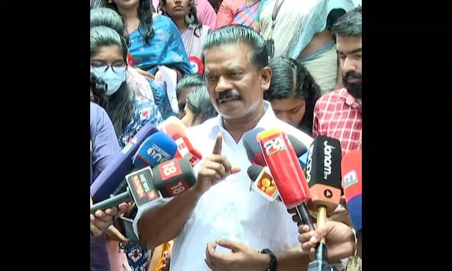 അങ്ങനെയെങ്കില് അമ്പലം മുഴുവന് ശുദ്ധി കലശം നടത്തണ്ടേ; ജാതിവിവേചനത്തില് തന്ത്രി സമാജത്തിനെതിരേ മന്ത്രി അങ്ങനെയെങ്കില് അമ്പലം മുഴുവന് ശുദ്ധി കലശം നടത്തണ്ടേ; ജാതിവിവേചനത്തില് തന്ത്രി സമാജത്തിനെതിരേ മന്ത്രി