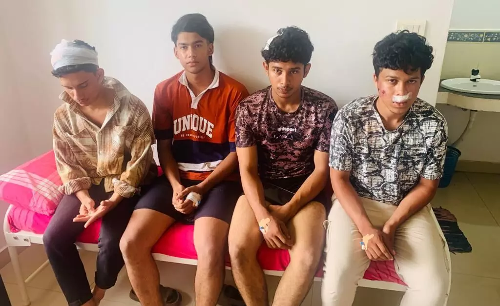 നബിദിനാഘോഷത്തിന് കൊടിതോരണങ്ങള് കെട്ടുന്നതിനിടെ വിദ്യാര്ഥികളെ ആക്രമിച്ചു നബിദിനാഘോഷത്തിന് കൊടിതോരണങ്ങള് കെട്ടുന്നതിനിടെ വിദ്യാര്ഥികളെ ആക്രമിച്ചു