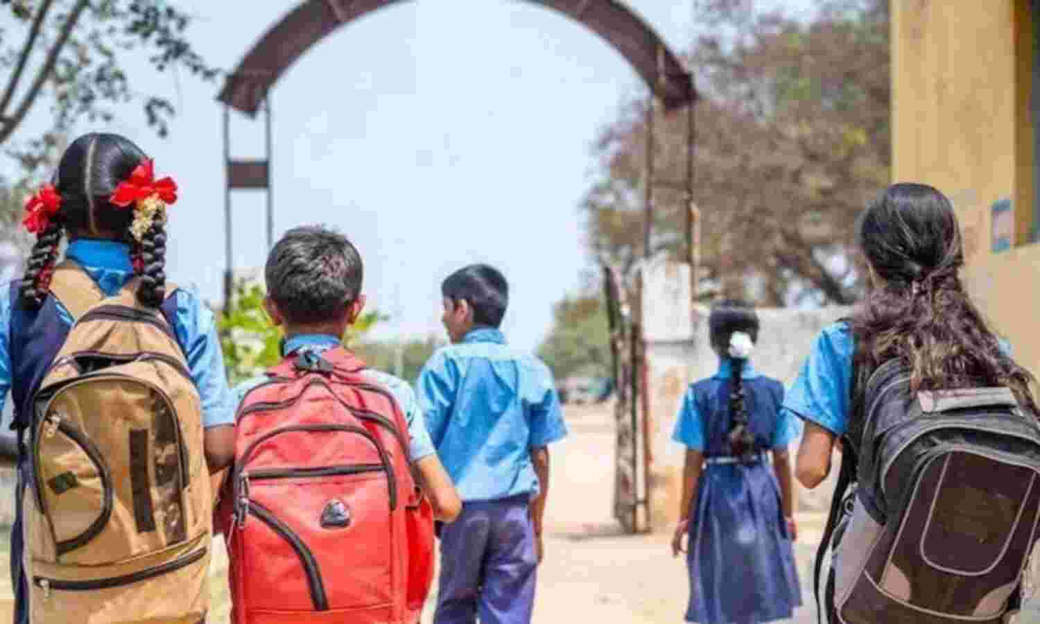 നിപ ഭീതിയൊഴിയുന്നു; കോഴിക്കോട് തിങ്കളാഴ്ച മുതല് സ്കൂളുകള് തുറക്കും നിപ ഭീതിയൊഴിയുന്നു; കോഴിക്കോട് തിങ്കളാഴ്ച മുതല് സ്കൂളുകള് തുറക്കും