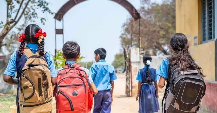നിപ ഭീതിയൊഴിയുന്നു; കോഴിക്കോട് തിങ്കളാഴ്ച മുതല് സ്കൂളുകള് തുറക്കും നിപ ഭീതിയൊഴിയുന്നു; കോഴിക്കോട് തിങ്കളാഴ്ച മുതല് സ്കൂളുകള് തുറക്കും