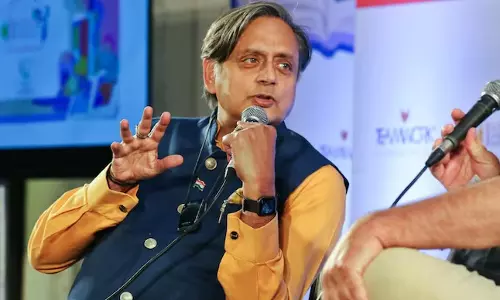 തിരുവനന്തപുരത്ത് സ്ഥാനാര്ത്ഥിത്വം പ്രഖ്യാപിച്ച് ശശി തരൂര് തിരുവനന്തപുരത്ത് സ്ഥാനാര്ത്ഥിത്വം പ്രഖ്യാപിച്ച് ശശി തരൂര്