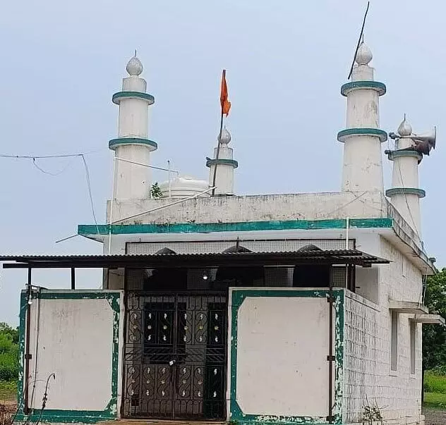 കര്ണാടകയില് മുസ് ലിം പള്ളിയില്ക്കയറി കാവി പതാക കെട്ടി; അന്വേഷണം ഊര്ജ്ജിതമെന്ന് പോലിസ് കര്ണാടകയില് മുസ് ലിം പള്ളിയില്ക്കയറി കാവി പതാക കെട്ടി; അന്വേഷണം ഊര്ജ്ജിതമെന്ന് പോലിസ്
