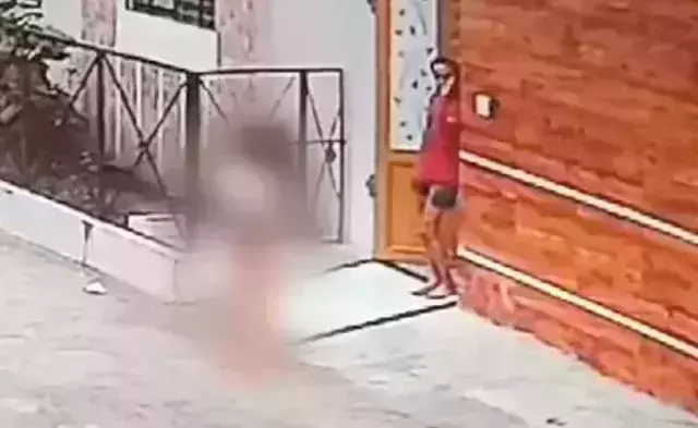സംസാരിക്കാന് കഴിയുമായിരുന്നില്ല, രക്തമൊലിക്കുന്നുണ്ടായിരുന്നു; ഉജ്ജയിനില് ബലാത്സംഗത്തിനിരയായ പെണ്കുട്ടിയെ രക്ഷിച്ച പുരോഹിതന്റെ വാക്കുകള് സംസാരിക്കാന് കഴിയുമായിരുന്നില്ല, രക്തമൊലിക്കുന്നുണ്ടായിരുന്നു; ഉജ്ജയിനില് ബലാത്സംഗത്തിനിരയായ പെണ്കുട്ടിയെ രക്ഷിച്ച പുരോഹിതന്റെ വാക്കുകള്