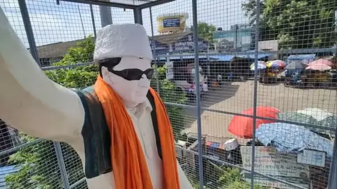 തമിഴ്നാട്ടില് എംജിആര് പ്രതിമയില് കാവി ഷാളണിയിച്ചു; പ്രതിഷേധം തമിഴ്നാട്ടില് എംജിആര് പ്രതിമയില് കാവി ഷാളണിയിച്ചു; പ്രതിഷേധം