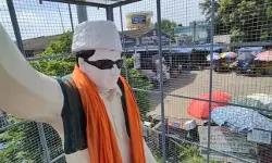 തമിഴ്‌നാട്ടില്‍ എംജിആര്‍ പ്രതിമയില്‍ കാവി ഷാളണിയിച്ചു; പ്രതിഷേധം