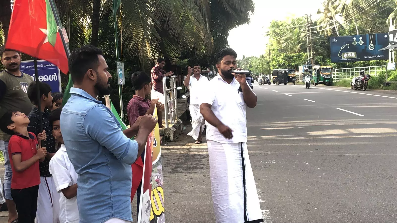റോഡിന്റെ ശോചനീയാവസ്ഥക്കെതിരെ എസ് ഡി പി ഐ പ്രതിഷേധം റോഡിന്റെ ശോചനീയാവസ്ഥക്കെതിരെ എസ് ഡി പി ഐ പ്രതിഷേധം