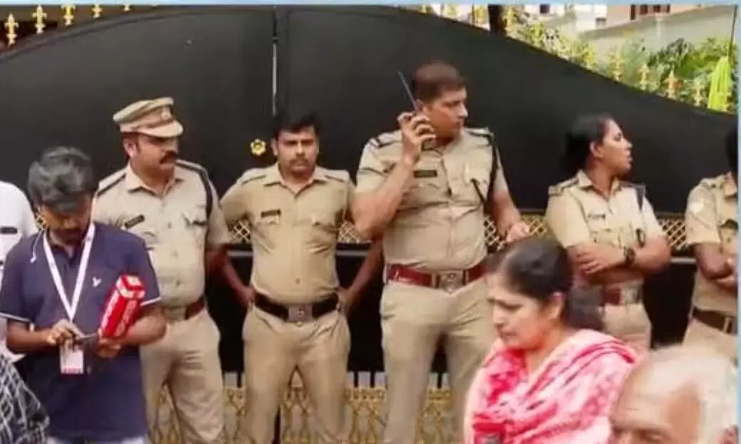 സഹകരണ തട്ടിപ്പ് ആരോപിച്ച് വി എസ് ശിവകുമാറിന്റെ വസതിയില് നിക്ഷേപകര് പ്രതിഷേധിച്ചു സഹകരണ തട്ടിപ്പ് ആരോപിച്ച് വി എസ് ശിവകുമാറിന്റെ വസതിയില് നിക്ഷേപകര് പ്രതിഷേധിച്ചു
