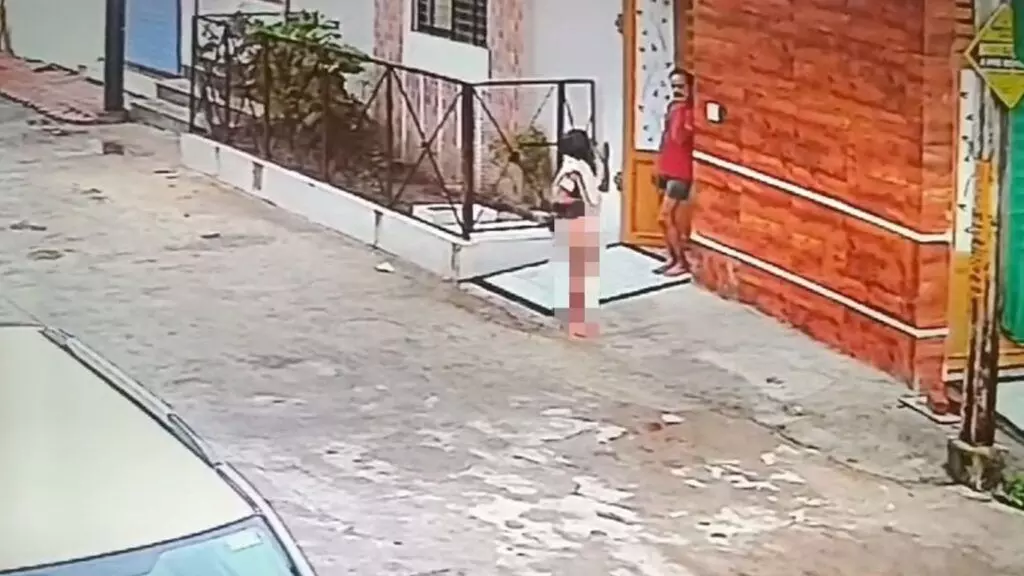 ഷര്ട്ട് നല്കി, ചെയ്ത തെറ്റ് പെണ്കുട്ടിയെ ആശുപത്രിയില് എത്തിച്ചില്ലെന്നത്: ഓട്ടോ ഡ്രൈവര് ഷര്ട്ട് നല്കി, ചെയ്ത തെറ്റ് പെണ്കുട്ടിയെ ആശുപത്രിയില് എത്തിച്ചില്ലെന്നത്: ഓട്ടോ ഡ്രൈവര്