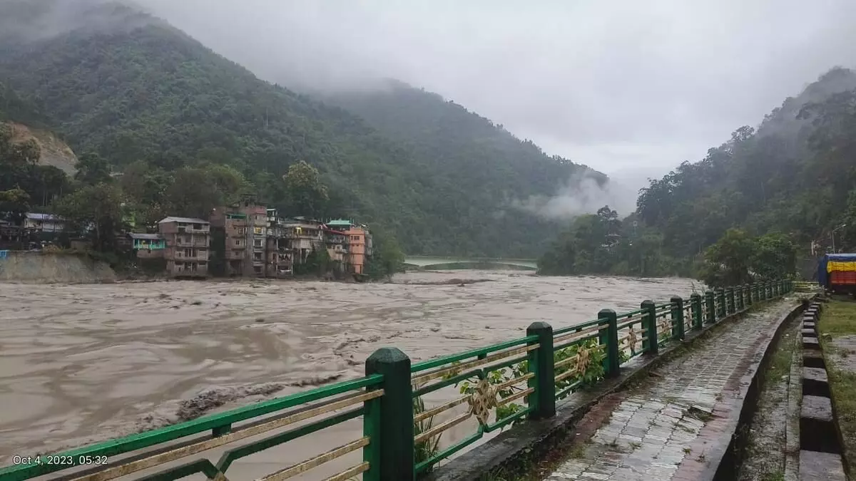 സിക്കിമില്‍ മിന്നല്‍ പ്രളയം; വാഹനം ഒലിച്ചുപോയി 23 സൈനികരെ കാണാതായി