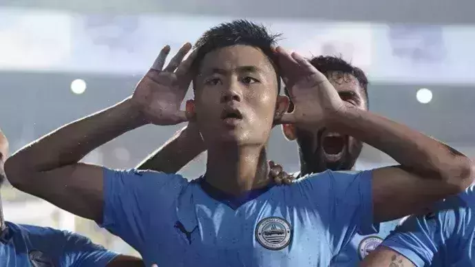 പൊരുതിയിട്ടും നിരാശ; മുംബൈയില് കേരള ബ്ലാസ്റ്റേഴ്സിന് സീസണിലെ ആദ്യ പരാജയം പൊരുതിയിട്ടും നിരാശ; മുംബൈയില് കേരള ബ്ലാസ്റ്റേഴ്സിന് സീസണിലെ ആദ്യ പരാജയം