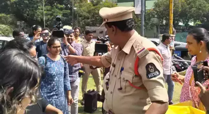 ഇസ്രായേലിനെതിരെ പ്രതിഷേധിച്ച ഹൈദരാബാദ് സെന്‍ട്രല്‍ യൂനിവേഴ്‌സിറ്റി വിദ്യാര്‍ത്ഥികളെ കസ്റ്റഡിയിലെടുത്തു