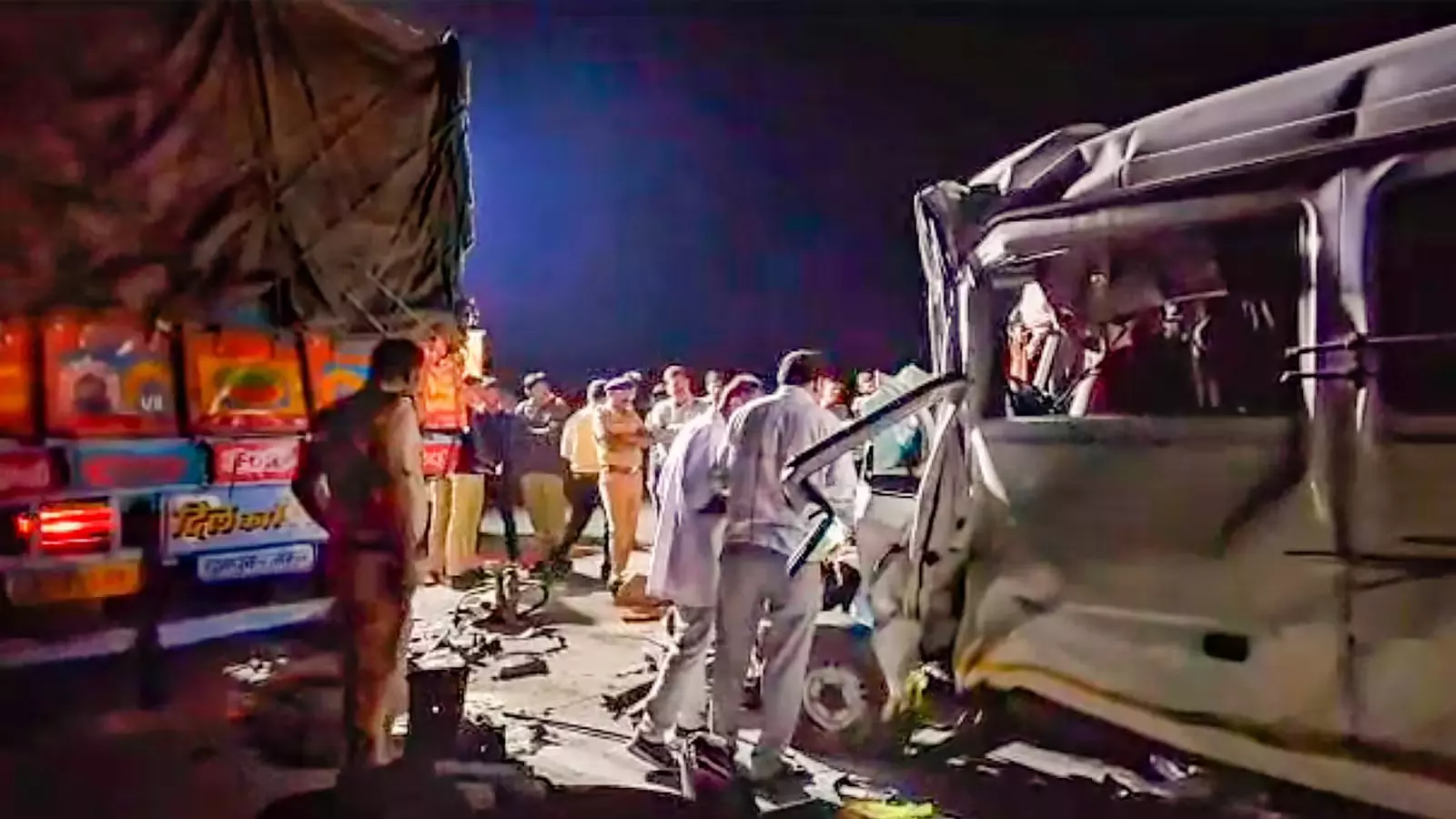 മഹാരാഷ്ട്രയില്‍ തീര്‍ത്ഥാടകര്‍ സഞ്ചരിച്ച മിനി ബസ് ട്രക്കിലിടിച്ചു; 12 മരണം