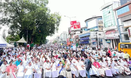 യുഡിഎഫിന്റെ സെക്രട്ടറിയേറ്റ് വളയല്‍ സമരം പുരോഗമിക്കുന്നു