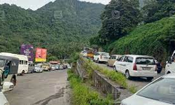 താമരശ്ശേരി ചുരത്തിലെ ഗതാഗത തടസ്സം; യാത്രക്കാര്‍ ഭക്ഷണവും വെള്ളവും കൈയില്‍ കരുതണം