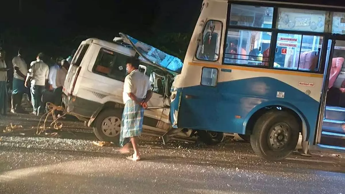 തമിഴ്നാട്ടില് കാറും ബസും കൂട്ടിയിടിച്ച് ഏഴുമരണം തമിഴ്നാട്ടില് കാറും ബസും കൂട്ടിയിടിച്ച് ഏഴുമരണം