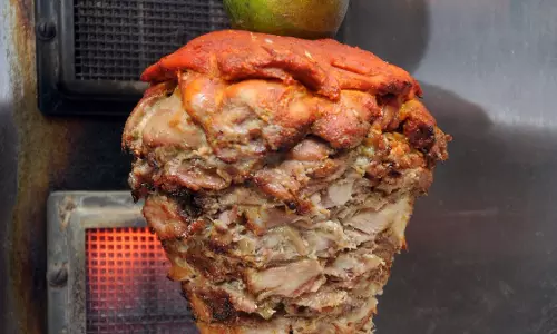 ഷവര്‍മ്മ കഴിച്ച യുവാവിന്റെ നില ഗുരുതരം; ഭക്ഷ്യ വിഷബാധയെന്ന് സംശയം