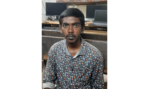 ട്രെയിനിലെ കവര്ച്ച; പ്രതികളെ ശുചിമുറി തകര്ത്ത് പോലിസ് പിടികൂടി ട്രെയിനിലെ കവര്ച്ച; പ്രതികളെ ശുചിമുറി തകര്ത്ത് പോലിസ് പിടികൂടി