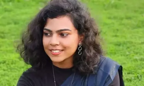 സീബ്രാലൈനിലൂടെ റോഡ് മുറിച്ചുകടക്കുന്നതിനിടെ കാറിടിച്ച് യുവതി മരിച്ചു സീബ്രാലൈനിലൂടെ റോഡ് മുറിച്ചുകടക്കുന്നതിനിടെ കാറിടിച്ച് യുവതി മരിച്ചു