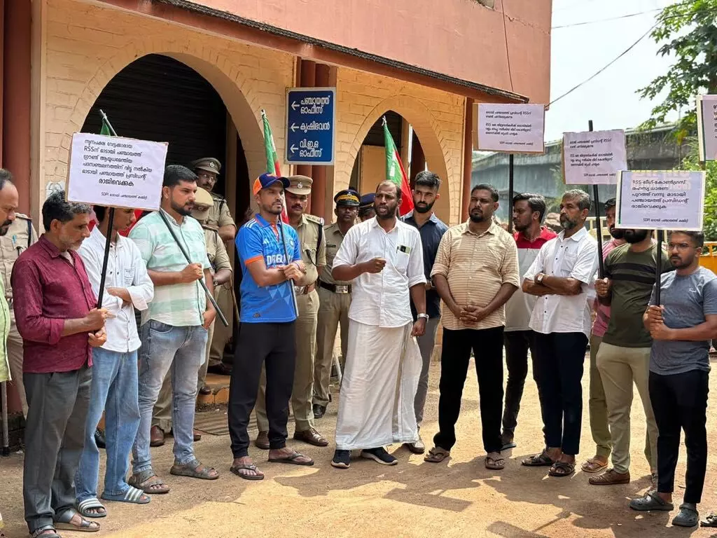 ആര്എസ്എസ് പദ സഞ്ചലനത്തിന് ലീഗ് ഭരിക്കുന്ന പഞ്ചായത്ത് ഗ്രൗണ്ട്; എസ് ഡി പി ഐ പ്രതിഷേധമാര്ച്ച് നടത്തി ആര്എസ്എസ് പദ സഞ്ചലനത്തിന് ലീഗ് ഭരിക്കുന്ന പഞ്ചായത്ത് ഗ്രൗണ്ട്; എസ് ഡി പി ഐ പ്രതിഷേധമാര്ച്ച് നടത്തി