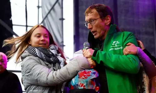 ഫലസ്തീനിയെയും അഫ്ഗാനിയെയും ക്ഷണിച്ചു; ഗ്രേറ്റാ തുന്ബെര്ഗിനെ വേദിയില് തടഞ്ഞു ഫലസ്തീനിയെയും അഫ്ഗാനിയെയും ക്ഷണിച്ചു; ഗ്രേറ്റാ തുന്ബെര്ഗിനെ വേദിയില് തടഞ്ഞു