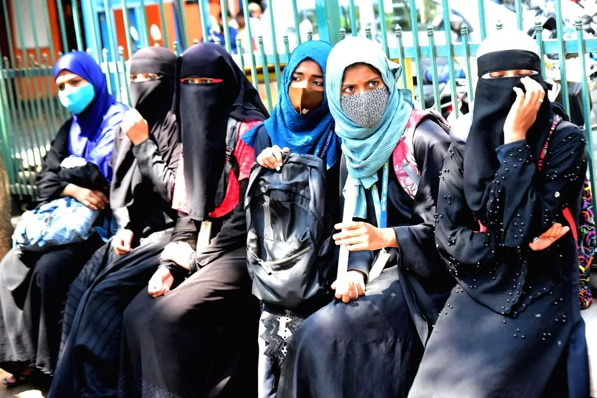 പരീക്ഷാ ഹാളിലെ ഹിജാബ് നിരോധനം; നിലപാട് മാറ്റി കര്ണാടക സര്ക്കാര് പരീക്ഷാ ഹാളിലെ ഹിജാബ് നിരോധനം; നിലപാട് മാറ്റി കര്ണാടക സര്ക്കാര്