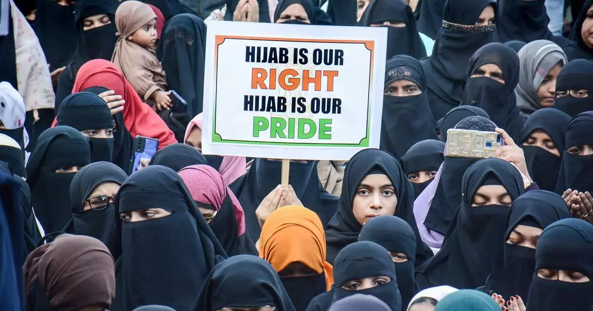 ഹിജാബ് നിരോധനം ഏര്പ്പെടുത്തിയിട്ടില്ല; പ്രചരിക്കുന്നത് തെറ്റായ വിവരങ്ങളെന്ന് കര്ണാടക സര്ക്കാര് ഹിജാബ് നിരോധനം ഏര്പ്പെടുത്തിയിട്ടില്ല; പ്രചരിക്കുന്നത് തെറ്റായ വിവരങ്ങളെന്ന് കര്ണാടക സര്ക്കാര്