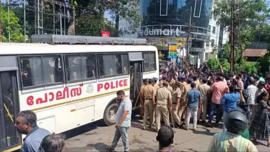 നവകേരളാ സദസ്സ്; കണ്ണൂരില് യൂത്ത് കോണ്ഗ്രസ് മാര്ച്ചില് സംഘര്ഷം, അഴീക്കോട്ട് യൂത്ത് ലീഗുകാര് അറസ്റ്റില് നവകേരളാ സദസ്സ്; കണ്ണൂരില് യൂത്ത് കോണ്ഗ്രസ് മാര്ച്ചില് സംഘര്ഷം, അഴീക്കോട്ട് യൂത്ത് ലീഗുകാര് അറസ്റ്റില്