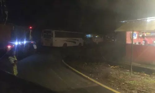 താമരശ്ശേരി ചുരത്തില് കാര് കൊക്കയിലേക്ക് മറിഞ്ഞ് യുവതി മരിച്ചു; എട്ട് പേര്ക്ക് പരിക്ക് താമരശ്ശേരി ചുരത്തില് കാര് കൊക്കയിലേക്ക് മറിഞ്ഞ് യുവതി മരിച്ചു; എട്ട് പേര്ക്ക് പരിക്ക്