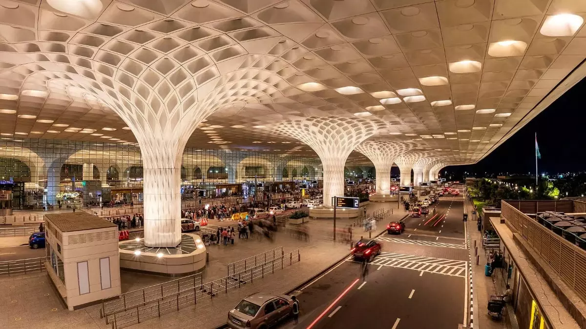 വിമാനത്താവളത്തിലെ ബോംബ് ഭീഷണി; അറസ്റ്റിലായ മലയാളിയെ മുംബൈക്ക് കൊണ്ടുപോവും