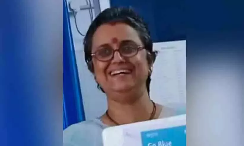 ട്രെയിനിലേക്ക് ചാടിക്കയറുന്നതിനിടെ വീണ് വനിതാ ഡോക്ടര് മരണപ്പെട്ടു ട്രെയിനിലേക്ക് ചാടിക്കയറുന്നതിനിടെ വീണ് വനിതാ ഡോക്ടര് മരണപ്പെട്ടു