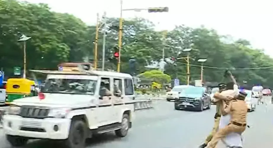 ഗവര്ണര്ക്കെതിരേ കരിങ്കൊടി പ്രതിഷേധവുമായി എസ്എഫ്ഐ ഗവര്ണര്ക്കെതിരേ കരിങ്കൊടി പ്രതിഷേധവുമായി എസ്എഫ്ഐ