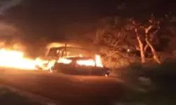 യുപിയില്‍ കാര്‍ ട്രക്കുമായി കൂട്ടിയിടിച്ച് കത്തി എട്ടുപേര്‍ വെന്തുമരിച്ചു