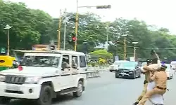 ഗവര്‍ണര്‍ക്കെതിരേ കരിങ്കൊടി പ്രതിഷേധവുമായി എസ്എഫ്‌ഐ