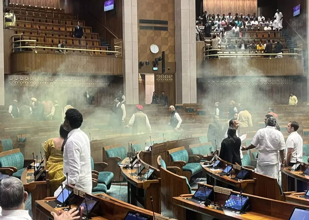 പാര്ലമെന്റ് അതിക്രമം: പ്രതികള് മനോരോഗികളോ...?; ആറുപേരെയും സൈക്കോ അനാലിസിസിന് വിധേയരാക്കും പാര്ലമെന്റ് അതിക്രമം: പ്രതികള് മനോരോഗികളോ...?; ആറുപേരെയും സൈക്കോ അനാലിസിസിന് വിധേയരാക്കും