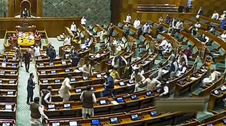 പാര്ലമെന്റിലെ സുരക്ഷാവീഴ്ച; അമിത് ഷായുടെ രാജി ആവശ്യപ്പെട്ട് പ്രതിപക്ഷം, സഭ നിര്ത്തിവച്ചു പാര്ലമെന്റിലെ സുരക്ഷാവീഴ്ച; അമിത് ഷായുടെ രാജി ആവശ്യപ്പെട്ട് പ്രതിപക്ഷം, സഭ നിര്ത്തിവച്ചു