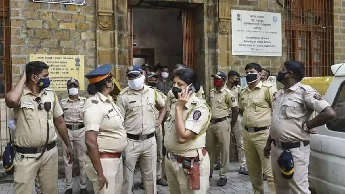 പാകിസ്താന് രഹസ്യങ്ങള് ചോര്ത്തിനല്കി; നാവികസേനയിലെ ഇന്റേണിയായ യുവാവ് അറസ്റ്റില് പാകിസ്താന് രഹസ്യങ്ങള് ചോര്ത്തിനല്കി; നാവികസേനയിലെ ഇന്റേണിയായ യുവാവ് അറസ്റ്റില്