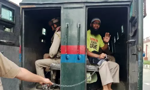 യുഎപിഎ ചുമത്തി ജയിലിലടച്ച കശ്മീരി മാധ്യമപ്രവര്ത്തകനെ വിട്ടയക്കാന് ഹൈക്കോടതി ഉത്തരവ് യുഎപിഎ ചുമത്തി ജയിലിലടച്ച കശ്മീരി മാധ്യമപ്രവര്ത്തകനെ വിട്ടയക്കാന് ഹൈക്കോടതി ഉത്തരവ്