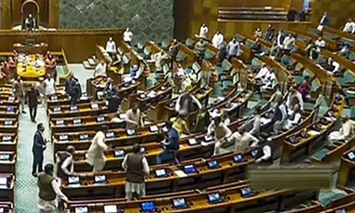 പാര്ലമെന്റിലെ സുരക്ഷാവീഴ്ച; അമിത് ഷായുടെ രാജി ആവശ്യപ്പെട്ട് പ്രതിപക്ഷം, സഭ നിര്ത്തിവച്ചു പാര്ലമെന്റിലെ സുരക്ഷാവീഴ്ച; അമിത് ഷായുടെ രാജി ആവശ്യപ്പെട്ട് പ്രതിപക്ഷം, സഭ നിര്ത്തിവച്ചു