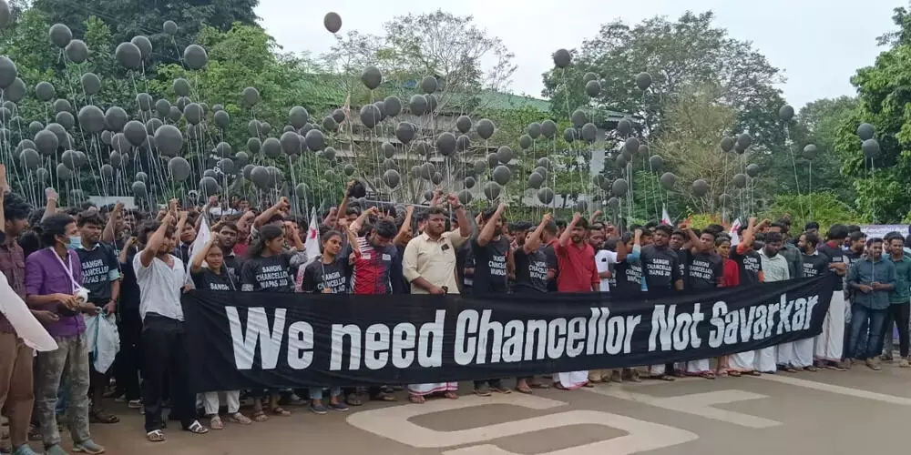 ഗവര്ണര്ക്കെതിരേ പ്രതിഷേധം കടുപ്പിച്ച് എസ്എഫ് ഐ; സംഘര്ഷം, ലാത്തിച്ചാര്ജ് ഗവര്ണര്ക്കെതിരേ പ്രതിഷേധം കടുപ്പിച്ച് എസ്എഫ് ഐ; സംഘര്ഷം, ലാത്തിച്ചാര്ജ്