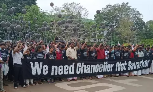 ഗവര്ണര്ക്കെതിരേ പ്രതിഷേധം കടുപ്പിച്ച് എസ്എഫ് ഐ; സംഘര്ഷം, ലാത്തിച്ചാര്ജ് ഗവര്ണര്ക്കെതിരേ പ്രതിഷേധം കടുപ്പിച്ച് എസ്എഫ് ഐ; സംഘര്ഷം, ലാത്തിച്ചാര്ജ്