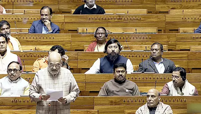 പ്രതിപക്ഷ എംപിമാരുടെ കൂട്ട സസ്പെന്ഷനിടെ വിവാദ ക്രിമിനല് ബില്ലുകള് ലോക്സഭയില് പ്രതിപക്ഷ എംപിമാരുടെ കൂട്ട സസ്പെന്ഷനിടെ വിവാദ ക്രിമിനല് ബില്ലുകള് ലോക്സഭയില്