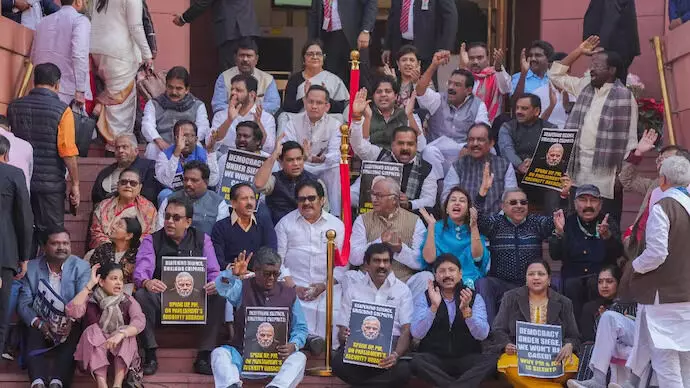 പാര്ലമെന്റില് പ്രതിപക്ഷ എംപിമാരുടെ കൂട്ട സസ്പെന്ഷന് തുടരുന്നു; ഇന്ന് 49, ആകെ 141 പാര്ലമെന്റില് പ്രതിപക്ഷ എംപിമാരുടെ കൂട്ട സസ്പെന്ഷന് തുടരുന്നു; ഇന്ന് 49, ആകെ 141