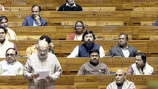 പ്രതിപക്ഷ എംപിമാരുടെ കൂട്ട സസ്പെന്ഷനിടെ വിവാദ ക്രിമിനല് ബില്ലുകള് ലോക്സഭയില് പ്രതിപക്ഷ എംപിമാരുടെ കൂട്ട സസ്പെന്ഷനിടെ വിവാദ ക്രിമിനല് ബില്ലുകള് ലോക്സഭയില്