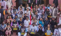 പാര്‍ലമെന്റില്‍ പ്രതിപക്ഷ എംപിമാരുടെ കൂട്ട സസ്‌പെന്‍ഷന്‍ തുടരുന്നു; ഇന്ന് 49, ആകെ 141