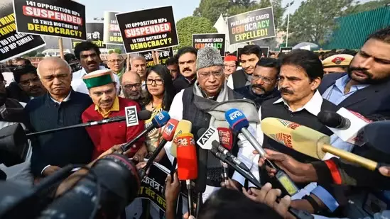 മൂന്ന് എംപിമാര്ക്ക് കൂടി സസ്പെന്ഷന്; ആകെ 146, ചോദ്യങ്ങളും നീക്കം ചെയ്തു മൂന്ന് എംപിമാര്ക്ക് കൂടി സസ്പെന്ഷന്; ആകെ 146, ചോദ്യങ്ങളും നീക്കം ചെയ്തു