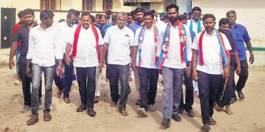 തെരുവിലൂടെ ചെരിപ്പിട്ട് നടന്ന്...; സവര്‍ണരുടെ അപ്രഖ്യാപിത വിലക്ക് പൊട്ടിച്ചെറിഞ്ഞ് ദലിതര്‍