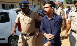 വണ്ടിപ്പെരിയാര്‍ പെണ്‍കുട്ടിയുടെ പിതാവിനും മുത്തച്ഛനും കുത്തേറ്റു