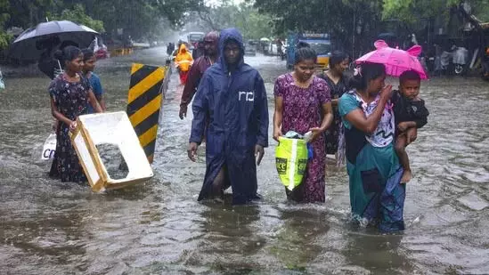 സംസ്ഥാനത്ത് ശക്തമായ മഴ തുടരും; തമിഴ്‌നാട്ടില്‍ 10 ജില്ലകളില്‍ ഓറഞ്ച് അലേര്‍ട്ട്