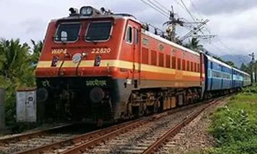 അമൃത എക്സ്പ്രസ് ഉള്പ്പെടെയുള്ള ട്രെയിനുകള് വൈകിയോടുന്നു; യാത്രക്കാര് വലയുന്നു അമൃത എക്സ്പ്രസ് ഉള്പ്പെടെയുള്ള ട്രെയിനുകള് വൈകിയോടുന്നു; യാത്രക്കാര് വലയുന്നു