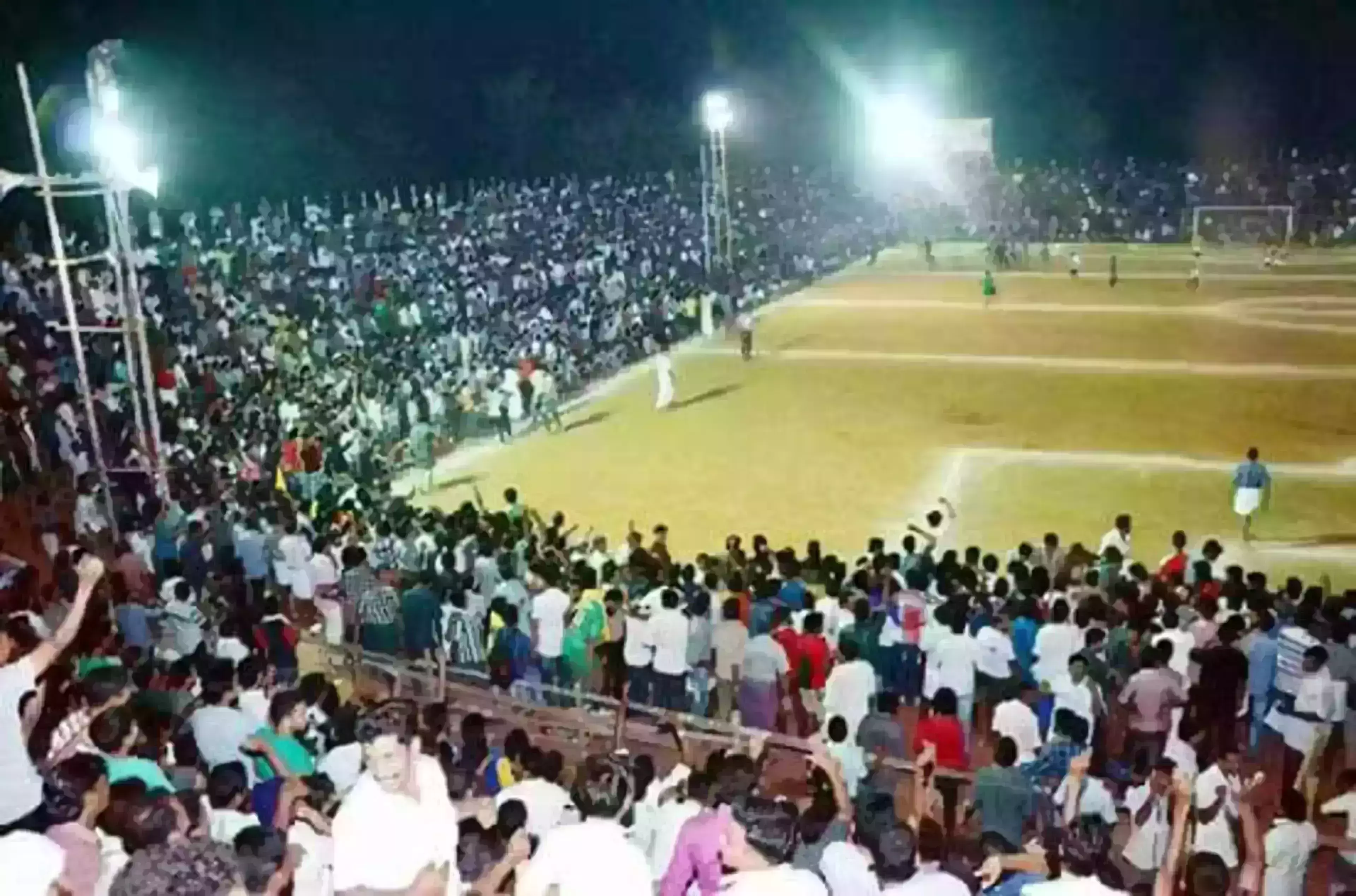 മലപ്പുറത്ത് സെവന്സിനിടെ അടി; മത്സരം കാണാന് ഗേറ്റ് തകര്ത്ത് കാണികള്; ഒഴിവായത് വന് ദുരന്തം മലപ്പുറത്ത് സെവന്സിനിടെ അടി; മത്സരം കാണാന് ഗേറ്റ് തകര്ത്ത് കാണികള്; ഒഴിവായത് വന് ദുരന്തം